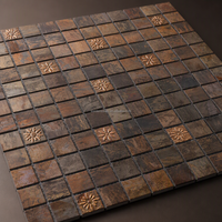 Ubin mosaik logam persegi antik berbahan perunggu, dengan relief bunga timbul, bergaya rustic dan antik, untuk dekorasi dinding dapur.