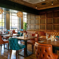 Ensemble table et chaises en bois avec banquette en cuir marron pour restaurant de fruits de mer et café, idéal pour l'ameublement commercial