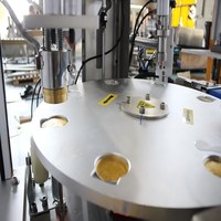 Machine de remplissage et de scellage automatique à commande PLC pour liquides, pâtes, sauces, miel de qualité alimentaire, 1 tête de remplissage, 1 tête de scellage sous film, plastique/boîte