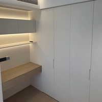 Lit en bois tatami personnalisable Senger avec armoire intégrée et meuble latéral, solution de rangement gain de place, design moderne à panneaux