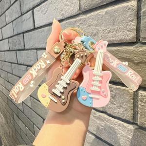 Llavero de Silicona con Forma de Mini Guitarra, Pequeño Regalo Creativo para Mujeres y Parejas, Colgante para Coche, Llavero Promocional para Bolsos - Product Image 5