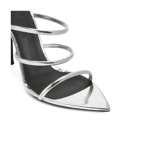 <span class=keywords><strong>Sandalias</strong></span> <span class=keywords><strong>de</strong></span> tiras plateadas personalizadas <span class=keywords><strong>de</strong></span> alta calidad <span class=keywords><strong>Sandalias</strong></span> <span class=keywords><strong>de</strong></span> tacón <span class=keywords><strong>de</strong></span> mujer <span class=keywords><strong>de</strong></span> talla grande 43 con cordones en punta <span class=keywords><strong>de</strong></span> verano - Product Image 4