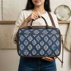 Bolso para portátil hecho a mano con estampado azul y cierre de cremallera, ecológico, profesional, para oficina y con correa. - Product Image 4