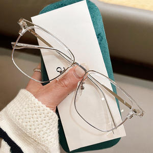 กรอบแว่นตาแบบครึ่งกรอบทรงสี่เหลี่ยมผืนผ้า รุ่น L2-2231 สำหรับทุกเพศ พร้อมเลนส์ป้องกันแสงสีฟ้า ดีไซน์ทรงสี่เหลี่ยม - Product Image 3