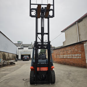 Montacargas Diésel Usado de 30, con Altura de Elevación de 3m, Capacidad de Carga de 3 Toneladas, Tracción en las Cuatro Ruedas 4x4 - Product Image 5