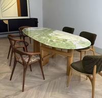 Table à manger ovale en marbre vert émeraude, plateau en pierre veinée verte et blanche, pieds cylindriques en bois naturel, style moderne et luxueux pour maison/villa/restaurant