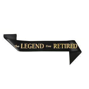 Écharpe de retraite élégante noire et or avec motif « La Légende s'est retirée », pour femmes et hommes, idéale pour les fêtes de retraite - Product Image 3