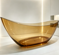 Baignoire transparente en forme de croissant, idéale comme baignoire de trempage pour adultes dans les hôtels de luxe