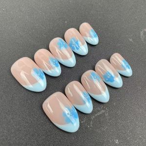 <span class=keywords><strong>Uñas</strong></span> Postizas Hechas a Mano de Alta Calidad al por Mayor, Forma de Almendra, Estilo Francés con Flores Ombré Pintadas a Mano en <span class=keywords><strong>Azul</strong></span>, Reutilizables - Product Image 3