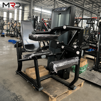 Máquina de curl de piernas sentado con carga de placas, recubierta de goma, de hierro fundido, para entrenamiento de isquiotibiales y fuerza de la parte inferior del cuerpo en el gimnasio.