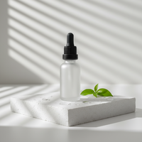 Flacon cosmétique en verre transparent de luxe de 30 ml avec bouchon à vis finition mate et compte-gouttes blanc côtelé