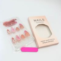 Vente en gros des faux ongles roses de style français sculptés en 3D, les plus vendus, avec motifs floraux pré-dessinés et perles dorées