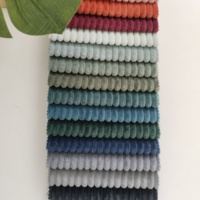 Corduroy 100% polyester à larges côtes avec des côtes épaisses et arrondies en peluche douce créant une texture douillette, semblable à du velours