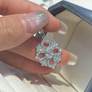 Colgante de Cruz de Plata Pura S925 con Diseño de Nicho de Estilo Vintage, Simple y Moderno, con Incrustaciones de Circonita - Product Image 1