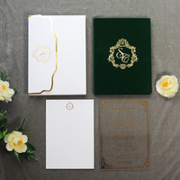 Porte-cartes d'invitation de Noël en carton rigide vert foncé avec bordure dorée, monogramme, enveloppe assortie, artisanat papier