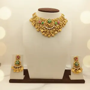 Ensemble de bijoux ethniques en or avec collier ras-de-cou orné et boucles d'oreilles pendantes assorties pour les célébrations festives - Product Image 2