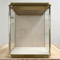 Maßgefertigte Glasvitrine mit Goldfarbenem Edelstahlrahmen und Hochdichter LED-Beleuchtung für Schmuck-Boutiquen und Einzelhandelsauslagen