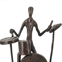 Sculpture artisanale en fonte, style Art déco, représentant un ensemble de batterie et un musicien abstrait, pour la décoration de bureau, de salle d'étude, de comptoir ou comme objet d'artisanat.
