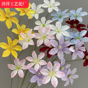 Fleurs artificielles de clematis à 5 têtes en soie, couleurs mélangées, pour décoration de mariage et de maison - Product Image 1