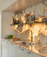 Îlot de cuisine en onyx rose naturel de luxe, table rétroéclairée en marbre, plan de travail de cuisine personnalisable pour cuisines de villas, installation incluse