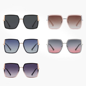 แว่นกันแดดโพลาไรซ์ทรงเว้ารุ่นใหม่สำหรับผู้หญิง กรอบสีน้ำเงิน ป้องกันรังสียูวี 400 คุณสมบัติทางแสงแบบออพติคอล ดีไซน์ทันสมัย เลนส์ Tac เหมาะสำหรับขับรถ - Product Image 2