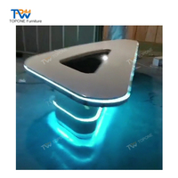 Meuble de studio de télévision LED en forme de triangle, table de présentation de nouvelles, mobilier de studio de diffusion