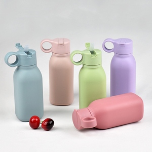 Bouteille d'eau sport en silicone sans BPA pour l'extérieur avec paille, tasse à paille anti-fuite pour enfants, gobelet personnalisable avec logo - Product Image 1