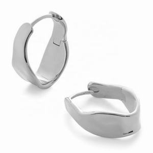 2025 nouvelle haute qualité irrégulière cambrée Surface gros bijoux fins en laiton 18k plaqué or vague moyenne boucles d'oreilles créoles - Product Image 6