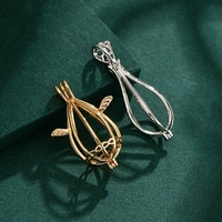 Vente en gros de sac cube creux plaqué or Cage à oiseaux Boule de musique de grossesse Ailes d'ange en forme de diffuseur d'huile essentielle Collier médaillon