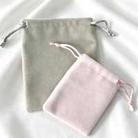 Pochette à bijoux personnalisée en velours doux avec cordon de serrage, idéale pour l'emballage cadeau de marques et le rangement quotidien des bijoux