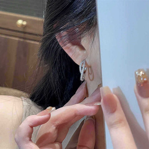 Pendientes de aro de doble capa con micro pavé de moissanita VVS GRA, modernos y sencillos, de cobre con relleno de oro de 14K, joyería duradera para mujer. - Product Image 5