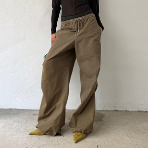Pantalon cargo décontracté américain pour femme, coupe droite ample avec cordon de serrage, style urbain polyvalent - Product Image 1