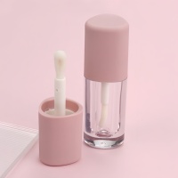 Tube cosmétique ABS rose triangulaire unique de 7 ml pour brillant à lèvres, avec grand applicateur, personnalisable avec logo, pour emballage d'huile à lèvres