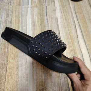 Pantoufles en cuir de haute qualité, personnalisées par des designers, à la mode, à semelle épaisse, cloutées, unisexes, à semelle rouge, OEM ODM - Product Image 5