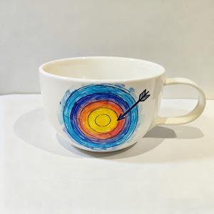 Mug à café en céramique fait main - Motif de cible de tir à l'arc peint à la main - Cadeau de vacances idéal - Product Image 1