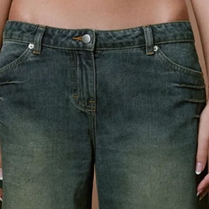 Nouveau jean en denim bleu pour femme, taille très basse, avec détails de sablage léger - Product Image 5