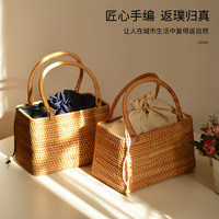 Panier cylindrique en osier fait main de style campagnard avec fermeture à cordon pour le rangement et les pique-niques ; en rotin tressé à la main