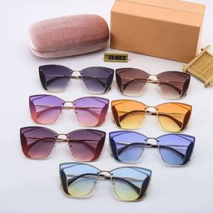 Gafas de sol degradadas de diseñador para mujer Gafas de Sol de inspiración interna de lujo de alta calidad para mujer Marco de metal rojo al por mayor - Product Image 6