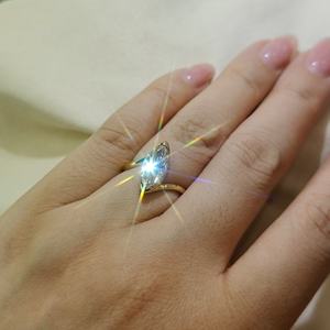 環境配慮型 カスタム ウェディング ジュエリー リング マーキスカット ソリティア IGI認定 ラボグロウンダイヤモンド 18Kソリッドゴールド - Product Image 4