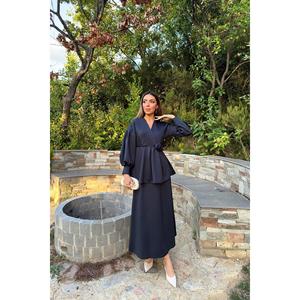 ชุดเดรสคอวีแบบพันรอบตัว แขนพอง ผ้าซาติน ทรงเข้ารูปและบานออกด้านหลัง ประดับลายดอกกุหลาบสีดำ ชุดสำหรับงานพิธีการของผู้หญิง - Product Image 4