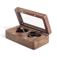 Vente en gros Porte-bijoux magnétique transparent en bois de noyer avec couvercle rabattable Boîte à double anneau en bois pour cérémonie de mariage