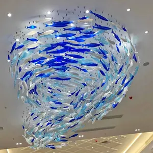 Luminaire suspendu en forme de poisson en verre au plafond du hall de l'hôtel Villa décorative moderne