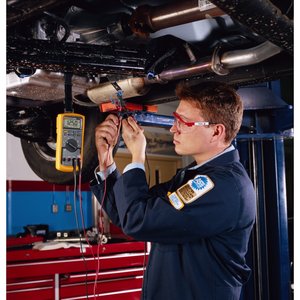 มัลติมิเตอร์สำหรับยานยนต์ Fluke 88V วัดแรงดันไฟฟ้ากระแสตรง 1000V พร้อมฟังก์ชันวัดรอบเครื่องยนต์และอุณหภูมิ สำหรับการวินิจฉัยยานยนต์ - Product Image 4