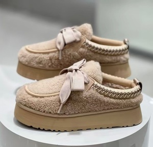 Pantuflas de plataforma para mujer, personalizadas, de alta calidad, con decoración de lazo, forro de felpa cálido, antideslizantes, informales, de invierno, estilo UGG, de lana. - Product Image 5