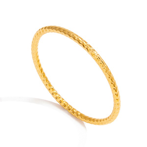 Pulsera Minimalista Unisex en Tono Dorado Martillado Jinhua, Accesorio de Moda Hecho en China - Product Image 5
