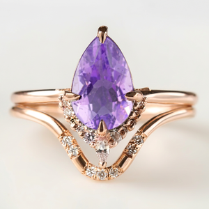 Anillo de Compromiso de Oro Rosa para Mujer con Amatista, Gema de Corte Pera con Detalles de Diamantes, Montura Romántica de Garras - Product Image 1