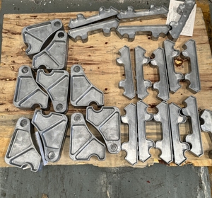 Brazos de Control de Aluminio Fundido a Presión Personalizados |   Piezas de Suspensión Automotriz con Mecanizado CNC, Certificación <span class=keywords><strong>ISO</strong></span> 16949 - Product Image 2