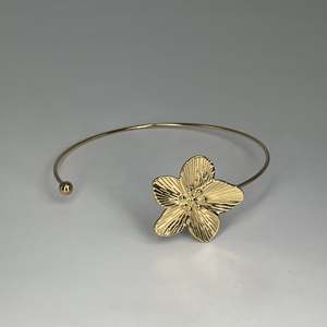 กำไลข้อมือแฟชั่น SmileJoyas รุ่น CBBA-1303 ทำจากสแตนเลสสตีล 316L ชุบทอง PVD ดีไซน์ลายดอกไม้ ปรับขนาดได้ เหมาะสำหรับทั้งชายและหญิง เป็นของขวัญสุดโรแมนติก - Product Image 1