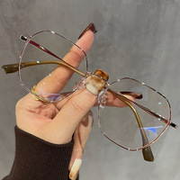Vente en gros de lunettes optiques élégantes géométriques ultra-légères, monture dorée multi-étagée anti-lumière bleue pour femmes