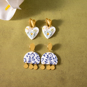 Pendientes colgantes con forma de corazón de flor, de acero inoxidable, chapados en oro, para fiestas. - Product Image 3